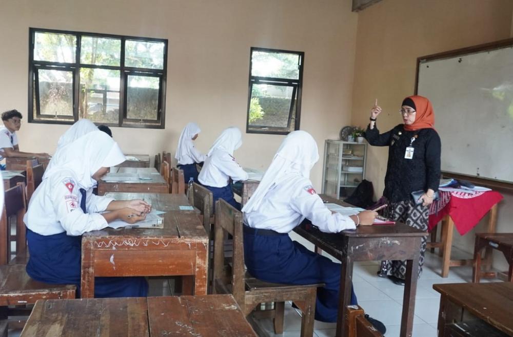 Pj Bupati Batang Tinjau Pelaksanaan Ujian Assesment Sumatif Akhir Jenjang SMP