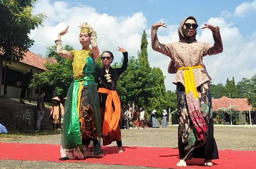 Pelajar Smanggal Tampilkan Sisi Kearifan Lokal