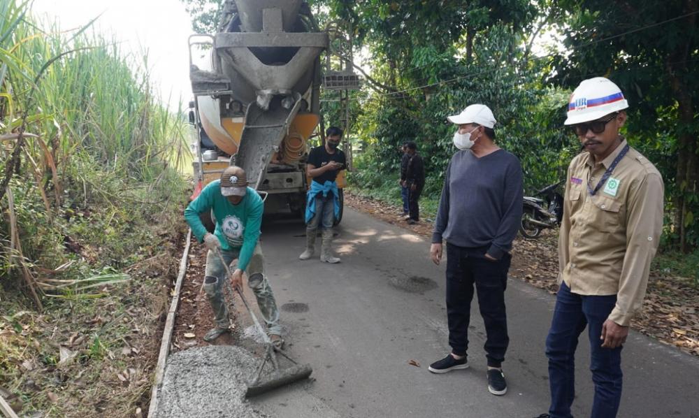 Seorang Warga Gringsing Gunakan Dana Pribadi Rp1 Milyar Demi Lebarkan Jalan Desa