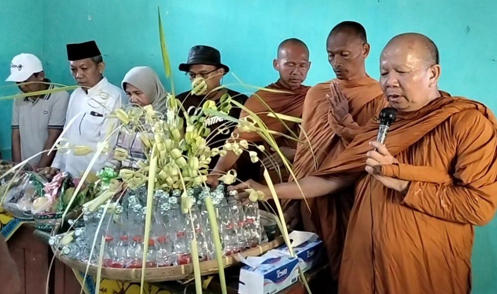 Wujud Toleransi, Omah Tani Bagikan Buah untuk Biksu