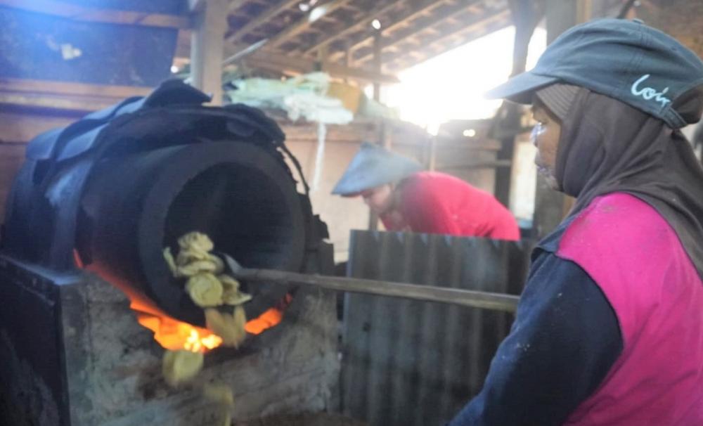 Warga di Batang Pertahankan Masak Kerupuk Usek Pakai Pasir Pantai