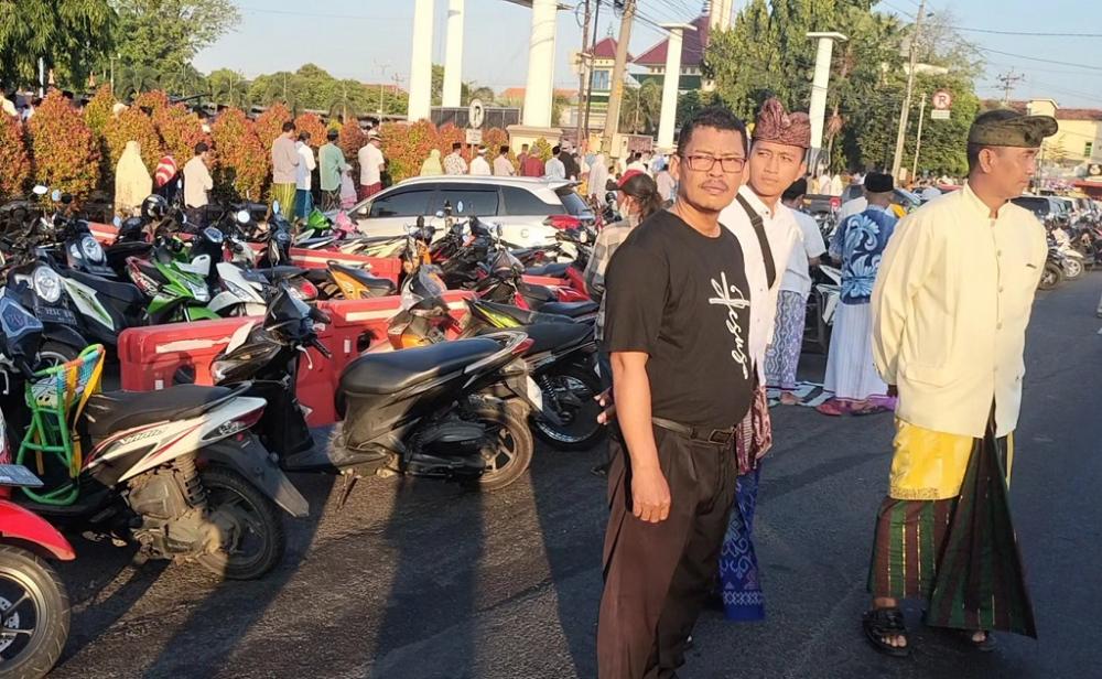 Pemuda Non Muslim Bantu Kelancaran Salat Iduladha