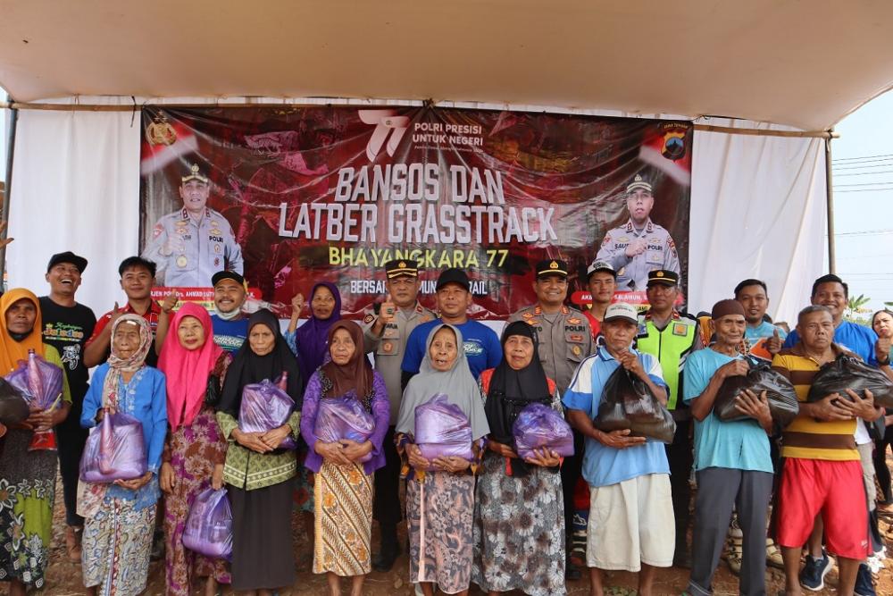 Wakapolres Batang Bersama Komunitas Gasstrack Batang - Pekalongan Bagikan 100 Paket Sembako