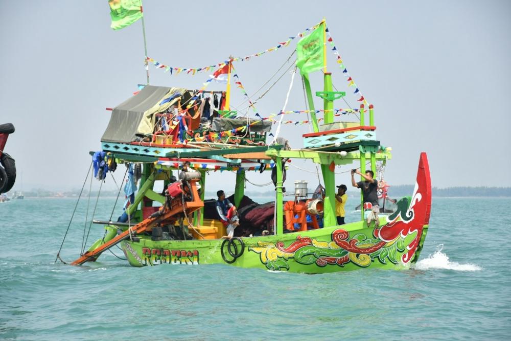 Sedekah Laut, Nelayan Batang Larung Dua Kepala Kerbau