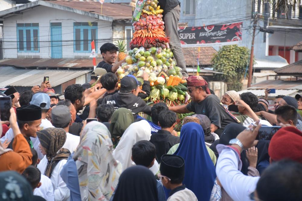 Merti Desa, 8 Gunungan Hasil Bumi dan 260 Tumpeng di Arak Warga