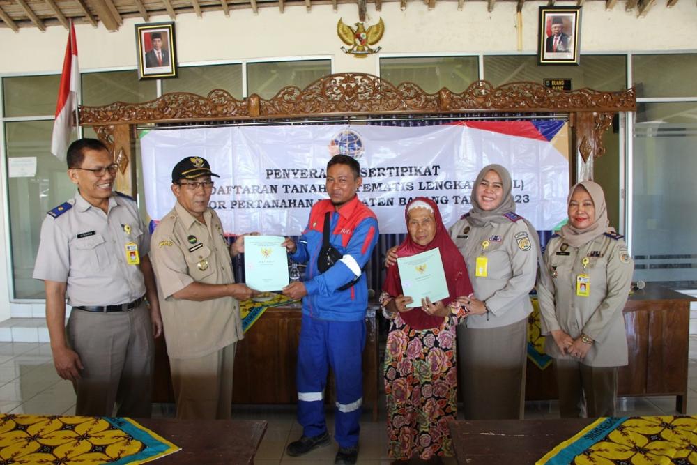 BPN Batang Serahkan 30 Sertifikat Program PTSL di Desa Pucanggading