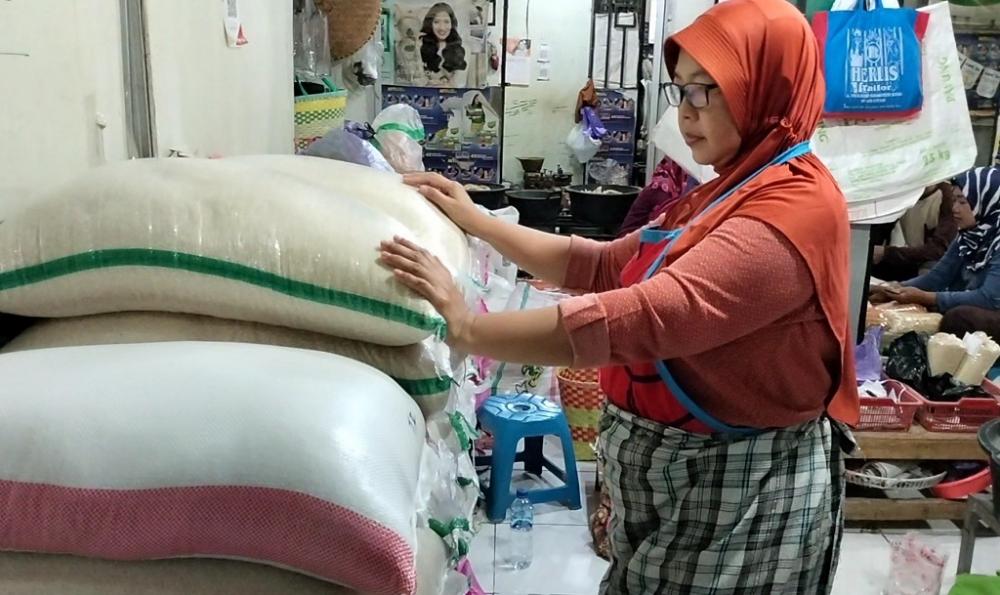 Harga Beras Tak Kunjung Turun, Pedagang Menanti Pasokan Bulog
