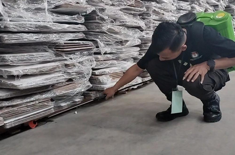 Rawan Diserbu Serangga, Gudang KPU Disemprot Cairan Khusus
