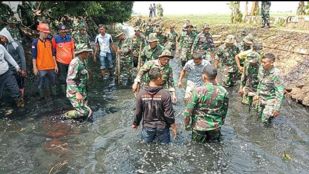 TNI dan Polri Bersatu Bersihkan Saluran Air dan Tanam Pohon di Batang untuk Cegah Banjir