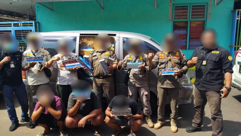 Bawa Ratusan Ribu Batang Rokok Ilegal, 2 Minibus Diamankan Satpol PP Batang