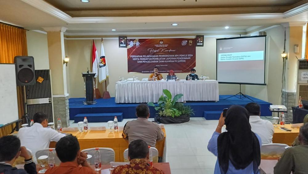 Jelang Masa Tenang Pemilu, KPU Batang Ajak Masyarakat Turut Serta Bersihkan APK