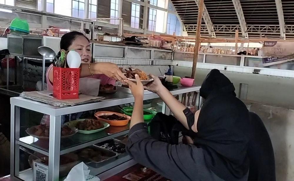 Beras Naik, Pedagang Warung Makan Terpaksa Kurangi Porsi