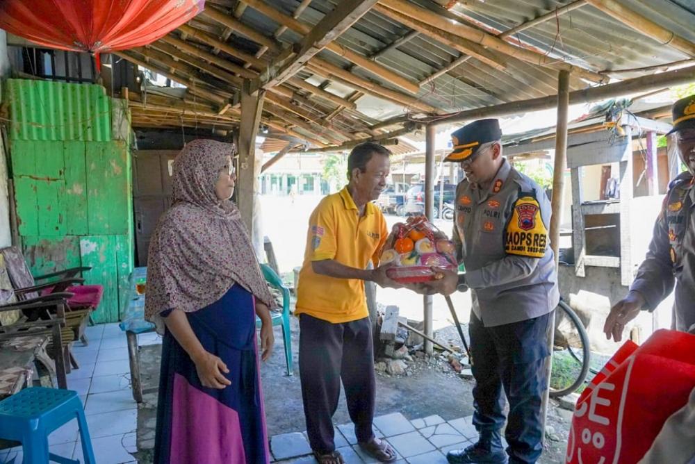 Tunjukkan Empati, Polres Batang Anjangsana Petugas KPPS