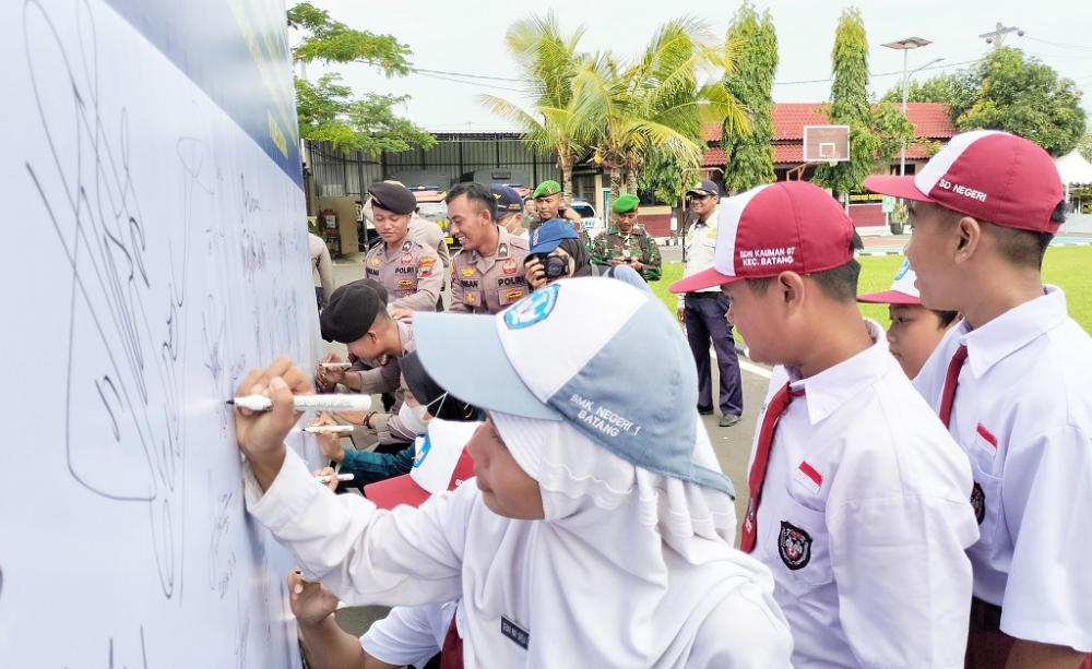 Upayakan Keselamatan Jalan, Lintas Komunitas Bubuhkan Tandatangan