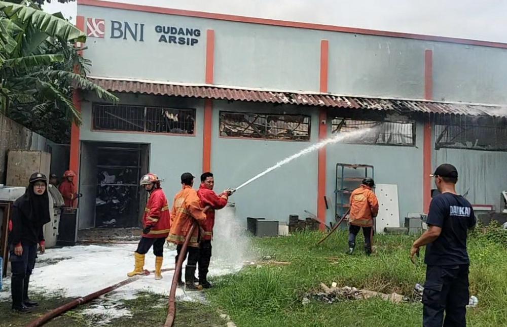 Damkar Padamkan Gudang Arsip BNI 46 Batang