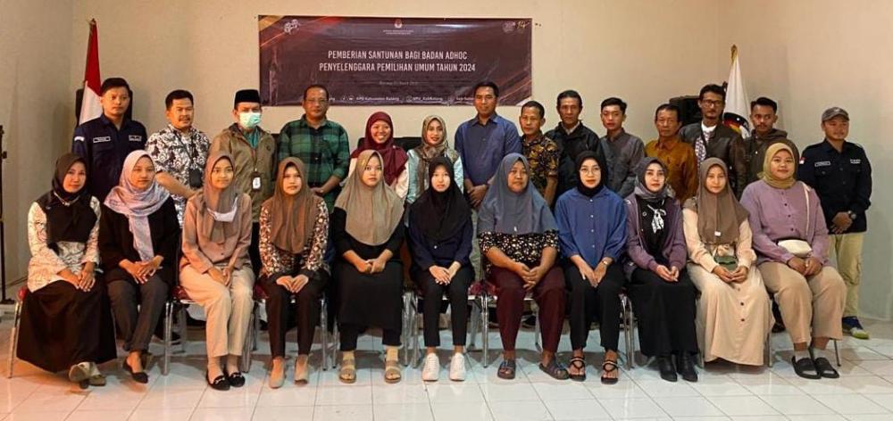 KPU Batang Salurkan Santunan untuk Petugas Pemilu Yang Sakit