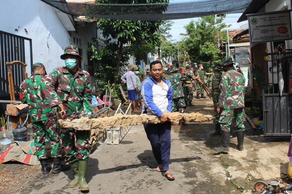Babinsa Bersihkan Material Rumah Roboh Akibat Badai