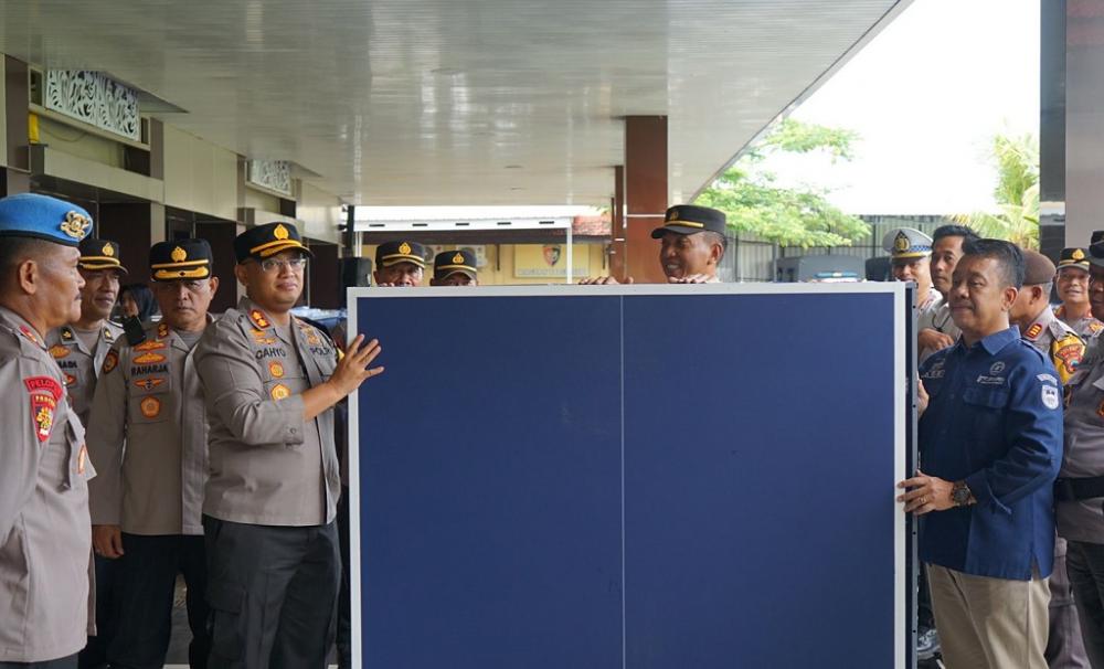 Giatkan Olahraga, Kapolres Batang Serahkan Meja Pingpong