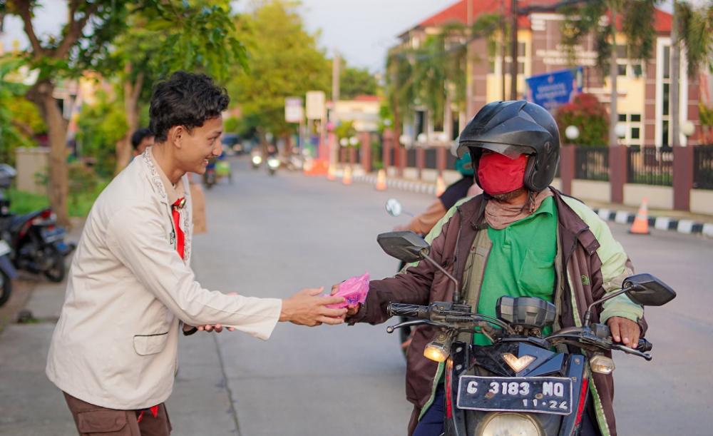 Sambut Ramadan, Rohis Batang Bagikan Takjil