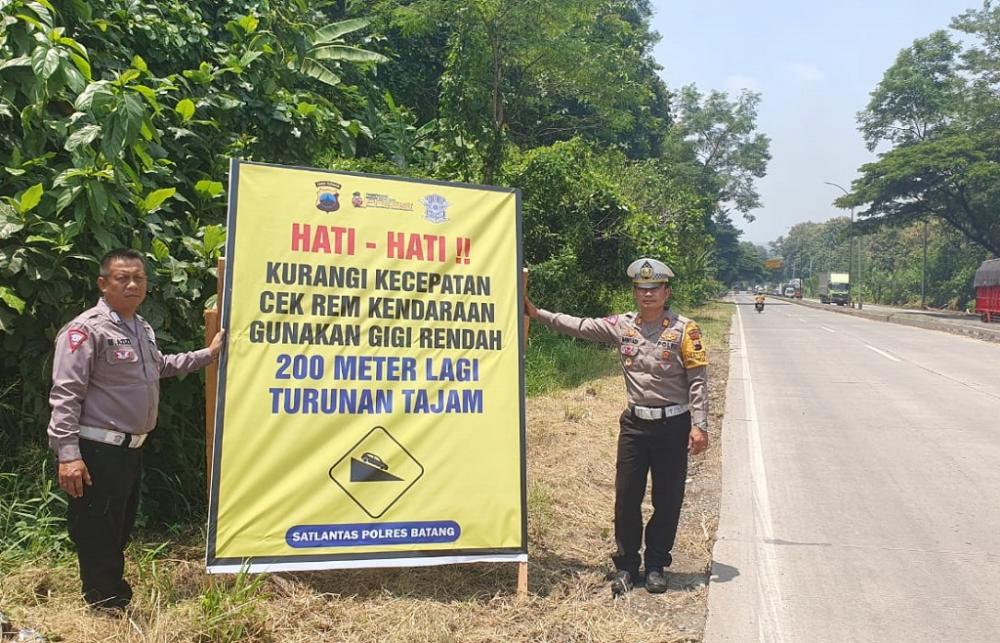 Antisipasi Lakalantas, Satlantas Batang Pasang Rambu Petunjuk