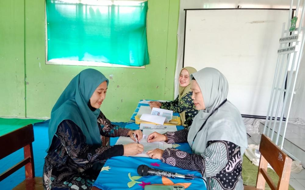 Baznas Batang Salurkan Zakat Guru di Lingkungan Kemenag