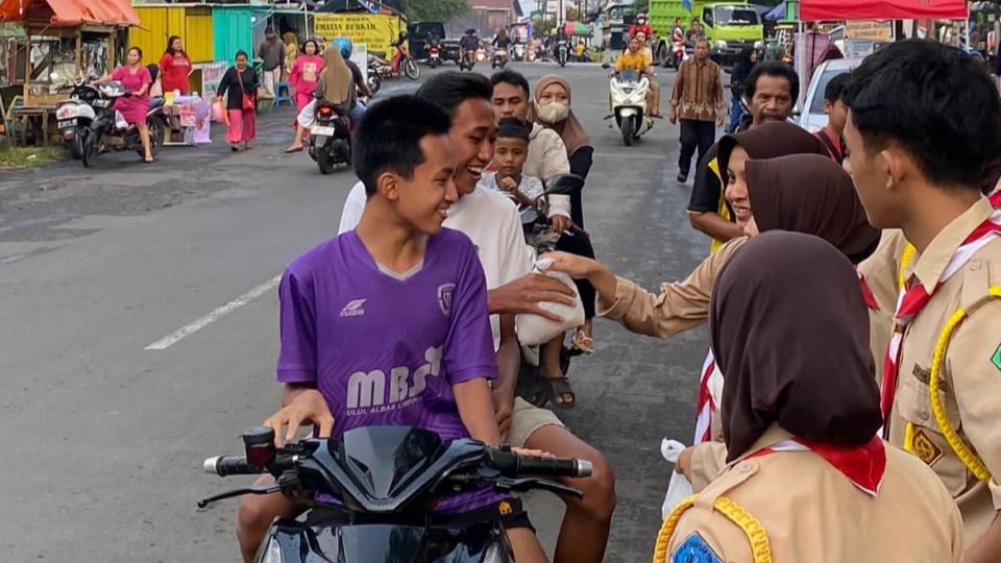 Bagikan Takjil Smabah Wujudkan Nilai Dasa Dharma Pramuka