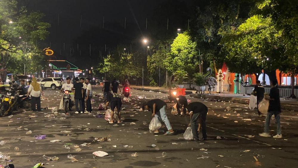 Ultras Garuda Batang Bersihkan Sampah Usai Nobar Timnas Indonesia U-23