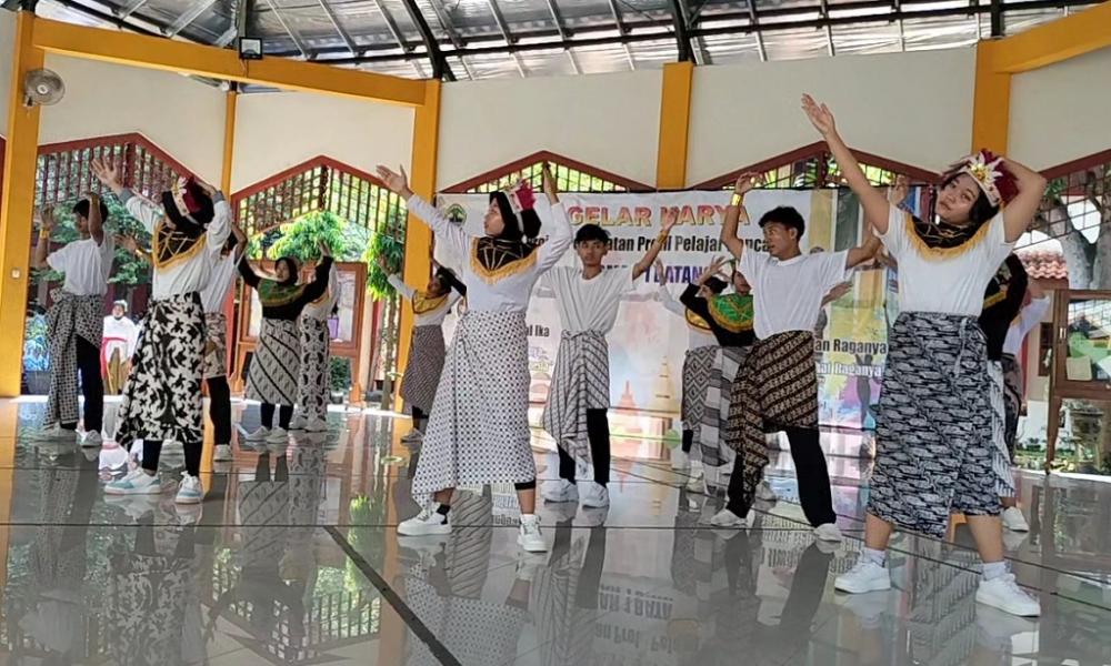 Pelajar Smantang Rayakan Hardiknas Lewat Senam Daerah