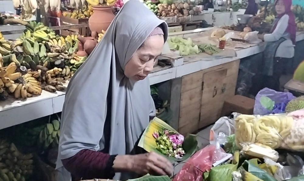 Mbah Tumari, Si Pelestari Kembang Sesaji