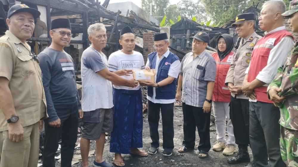 PMI Batang Berikan Bantuan RTLH Korban Kebakaran 