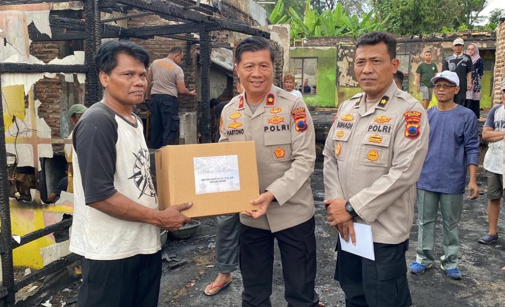 Polres Batang Salurkan Bantuan bagi Korban Kebakaran di Bandar