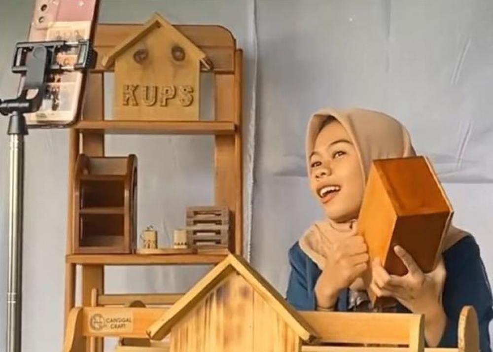 Bekali Kewirausahaan, PSDKU UNDIP Praktik Live e-Commerce di Catra Kopi Batang