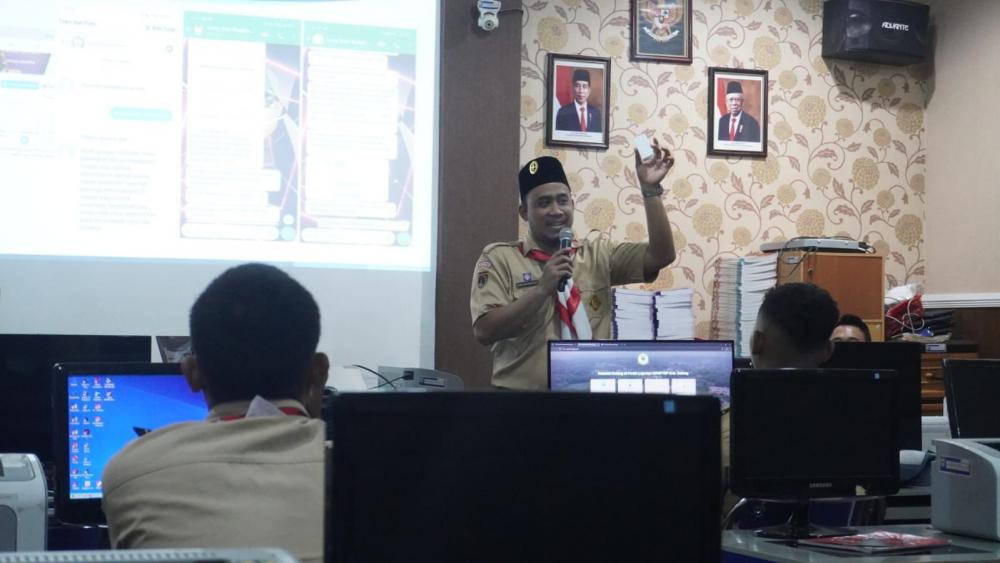 Gali Literasi Digital, Anggota Jurnalistik Kwarcab Belajar Bersama Diskominfo Batang