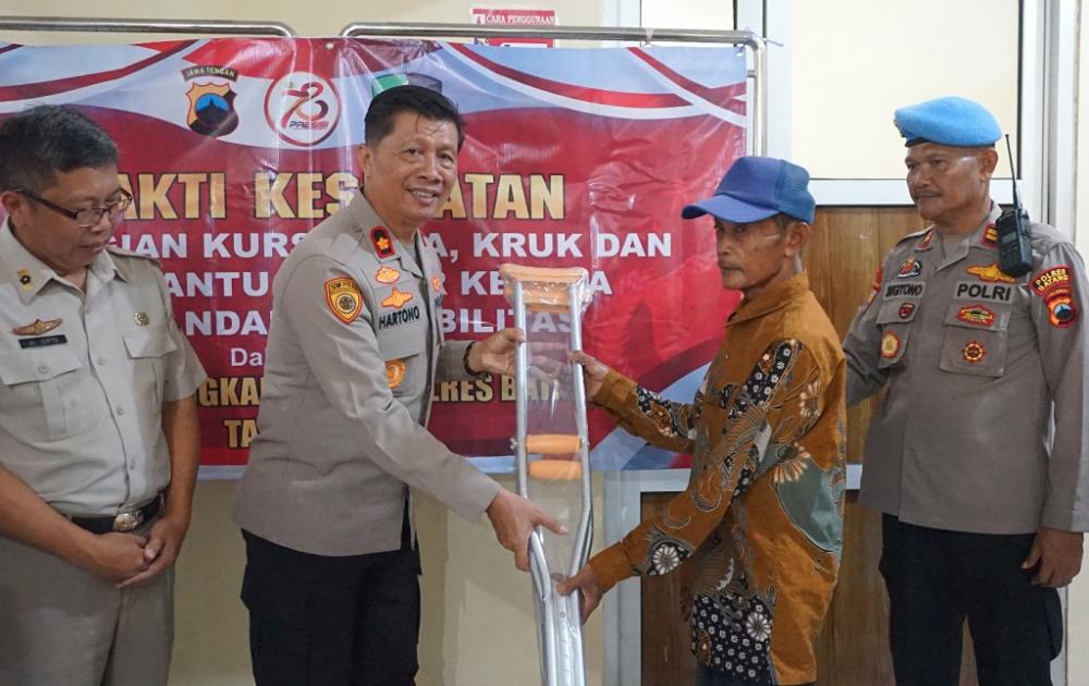 Dokkes Polres Batang Salurkan Alat Bantu Penyandang Disabilitas