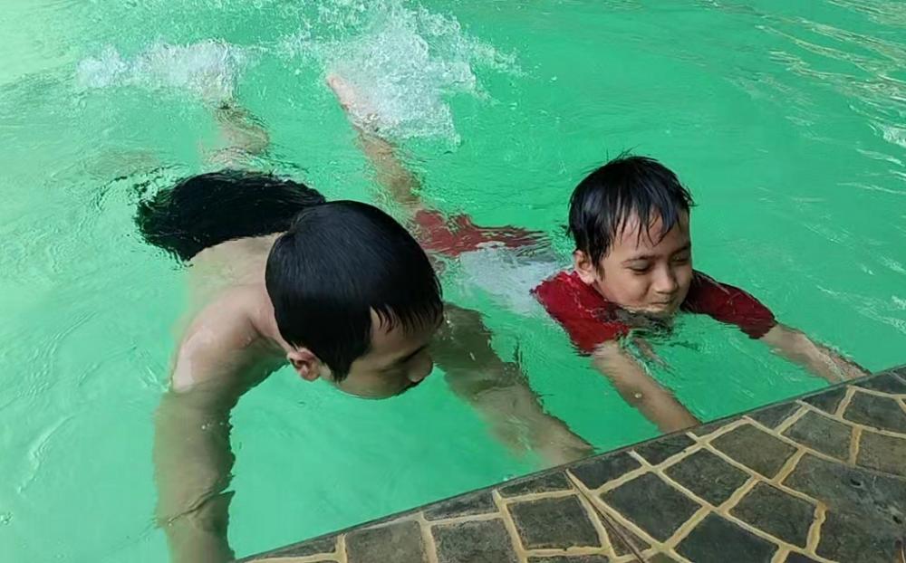 Liburan, Kolam THR Kramat jadi Ajang Berlatih Berenang
