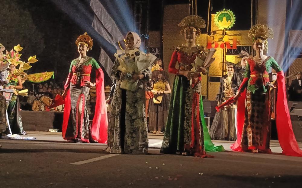 Tampil Memukau, Batik Night Carnival Suguhkan Karya Wulan Vellea