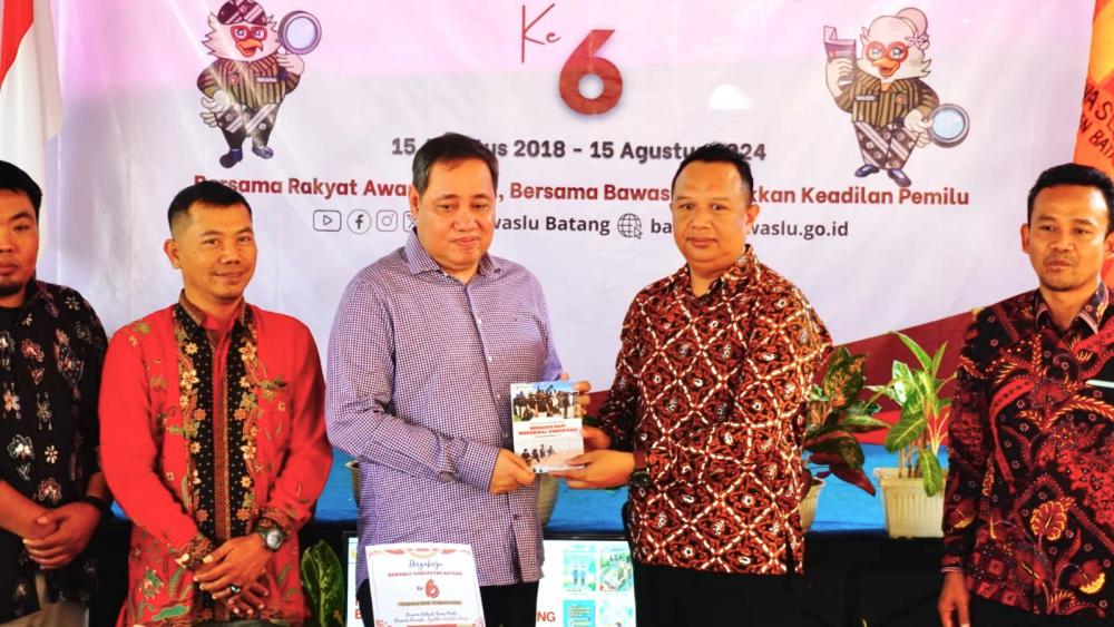 Peringati HUT Ke-6, Bawaslu Batang Resmikan Buku SDM Pengawasan Pertama di Jateng
