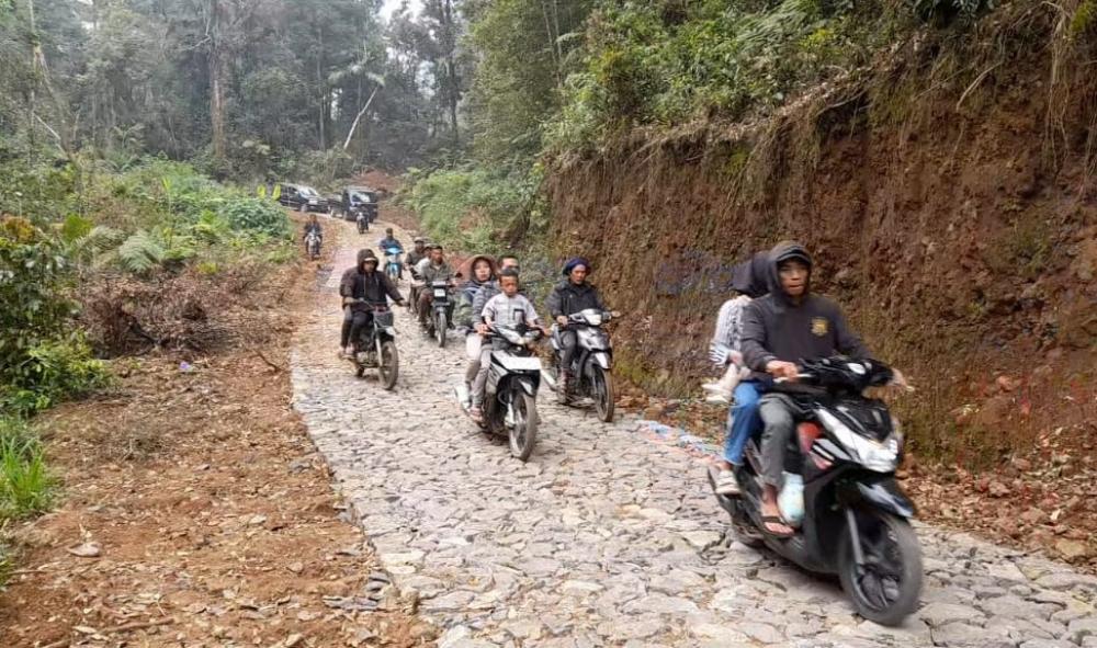 Infrastruktur Pacet-Reban Dibuka, Warga Ujicoba Jalan Baru