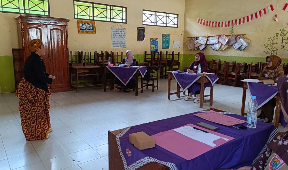 Puluhan Pelajar SD Beradu Dhagel Ijen Untuk Pertama Kali