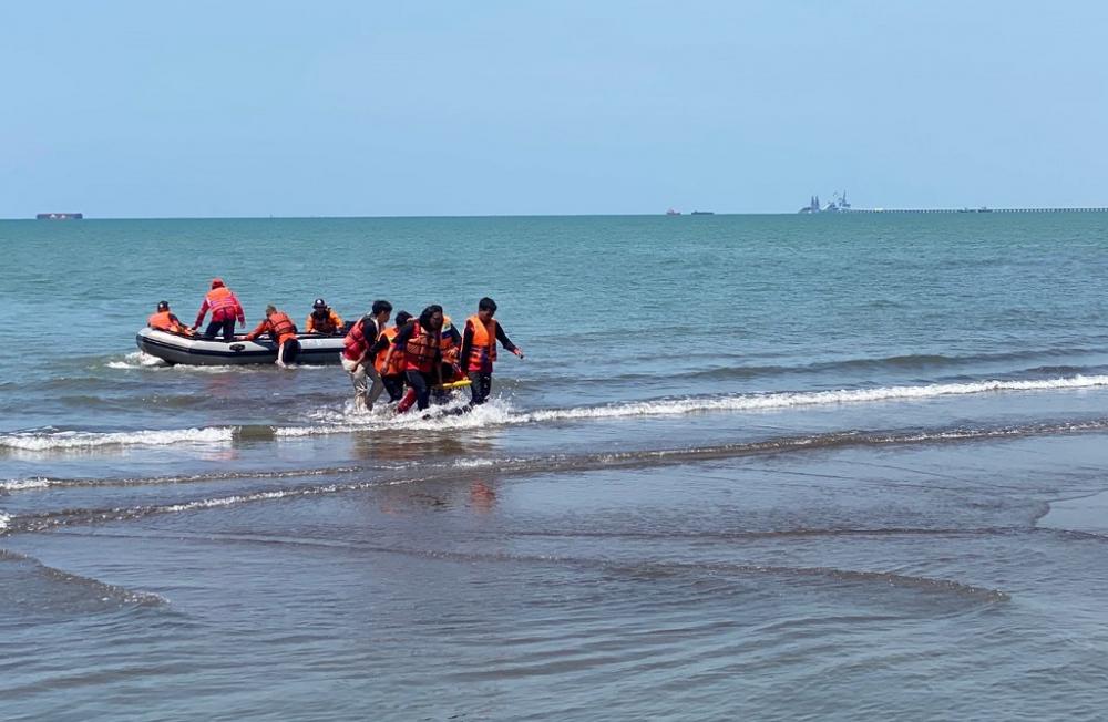 Peringati HUT Ke-79, KRS PMI Batang Unjuk Gigi Simulasi Penyelamatan di Laut