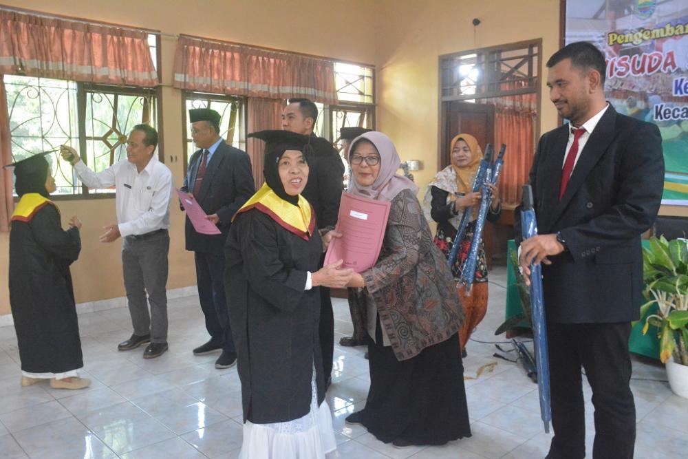 BKKBN Jateng Mewisuda Sekolah Lansia di Kabupaten Batang