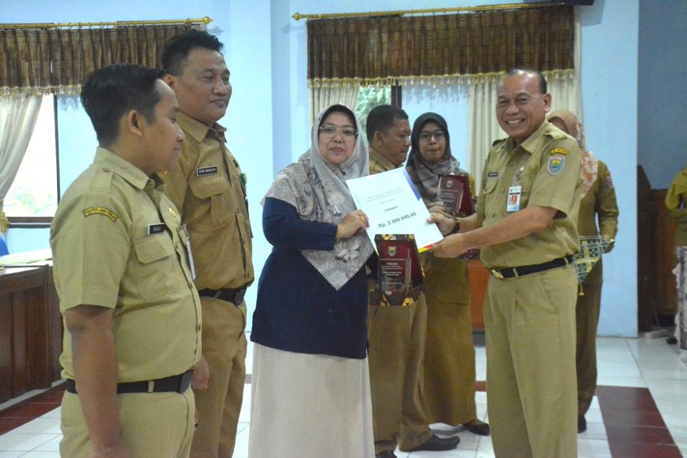 Akhir Tahun, Pemkab Batang Berikan Pengharhaan Berprestasi Kepada 12 PNS