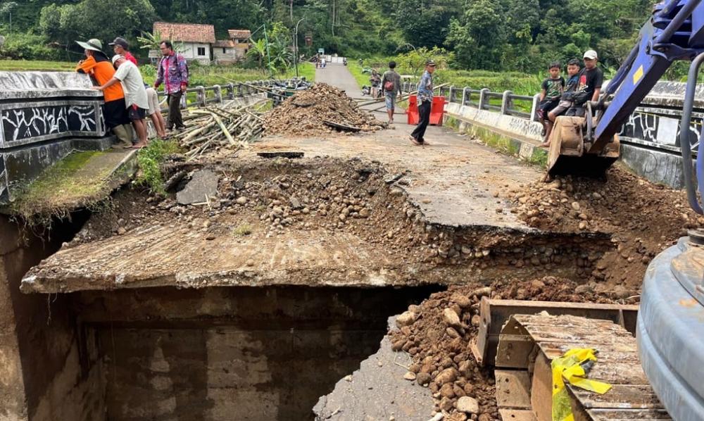 Gerak Cepat Pemkab Batang Perbaiki Jembatan Amblas di Kali Kupang yang Menghubungkan Tiga Desa