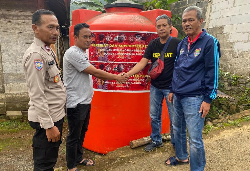 Persibat dan Suporter Kompak Berikan Bantuan Untuk Korban Bencana Banjir
