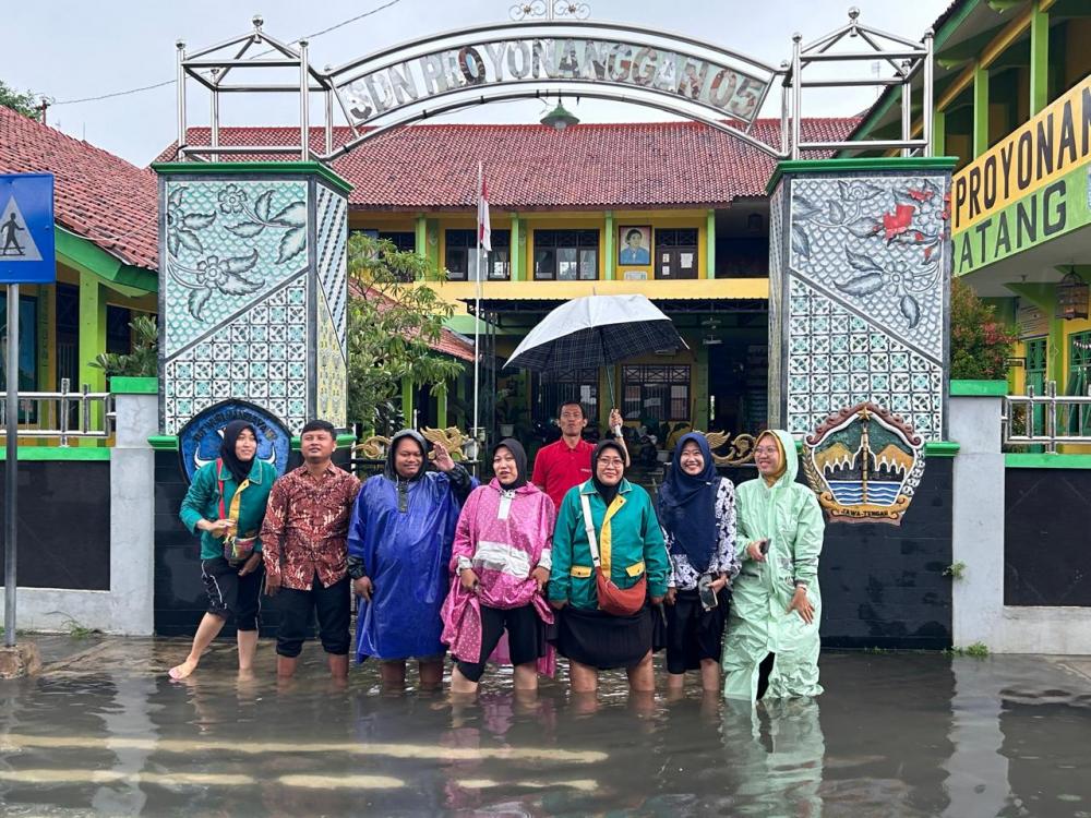 Banjir Rendam Sekolah di Batang, Disdikbud Nyatakan Keselamatan Siswa Lebih Prioritas   