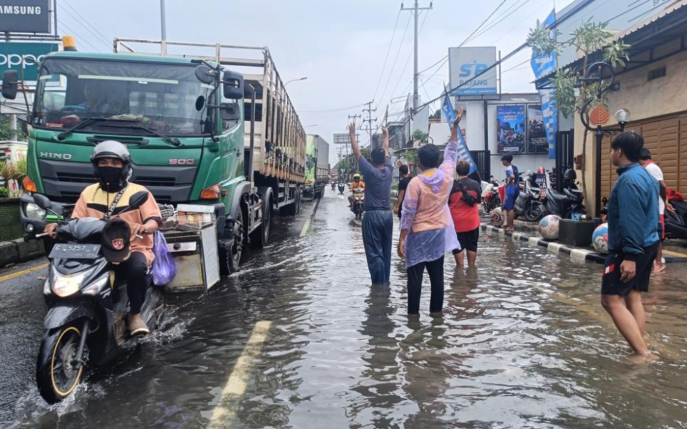 Jalan Jensud Tergenang, Warga Berinisiatif Atur Lalin