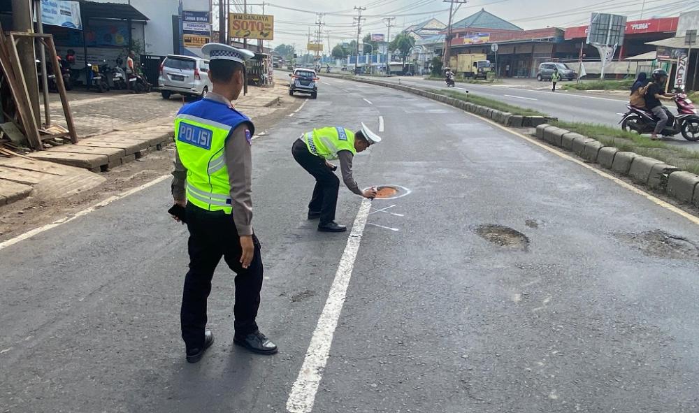 Banyak Jalan Berlubang, Satlantas Batang Beri Tanda Peringatan