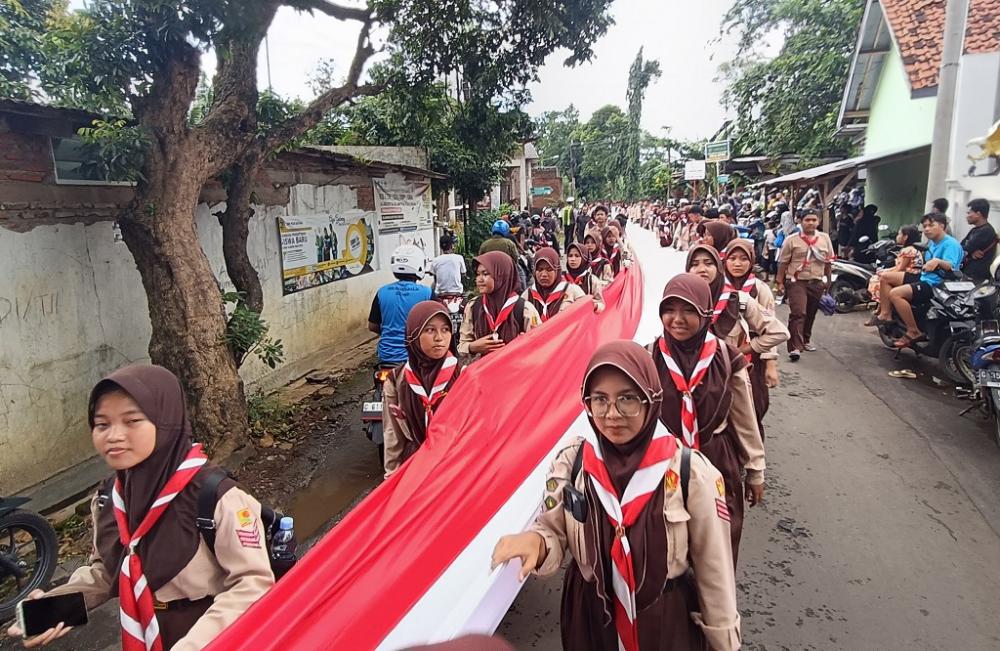 Haul Kyai Surgi, Pasukan Bentangkan Bendera Merah Putih Raksasa