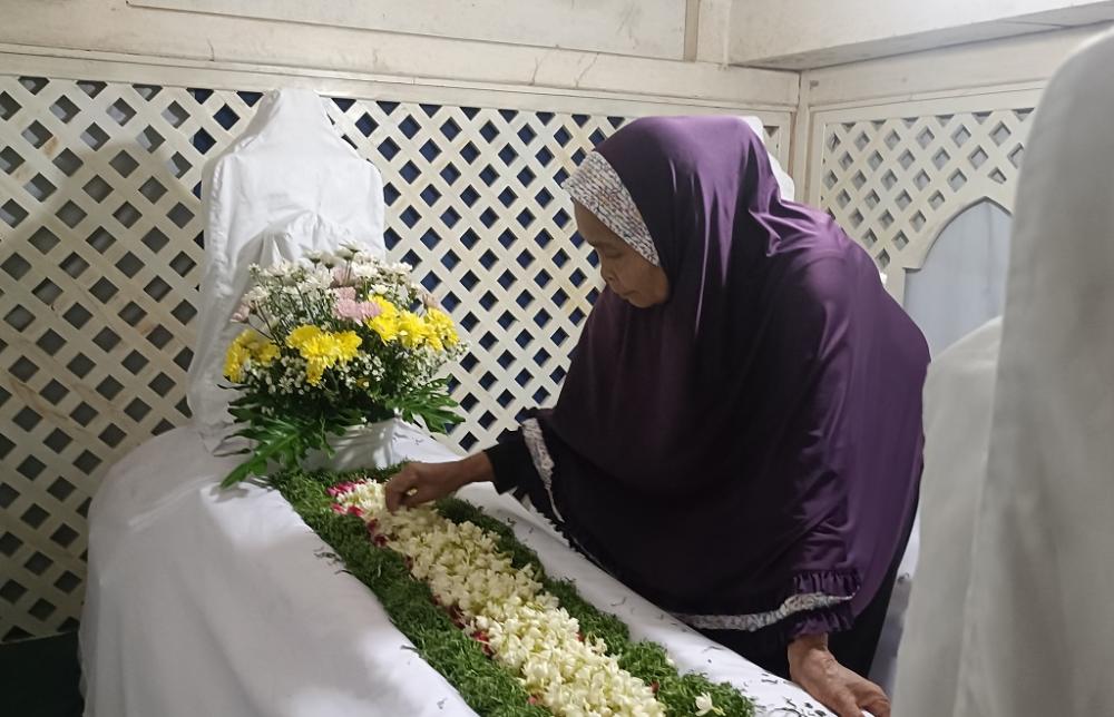 Mbah Slamet, Penjaga Makam Kedungdowo yang Amanah