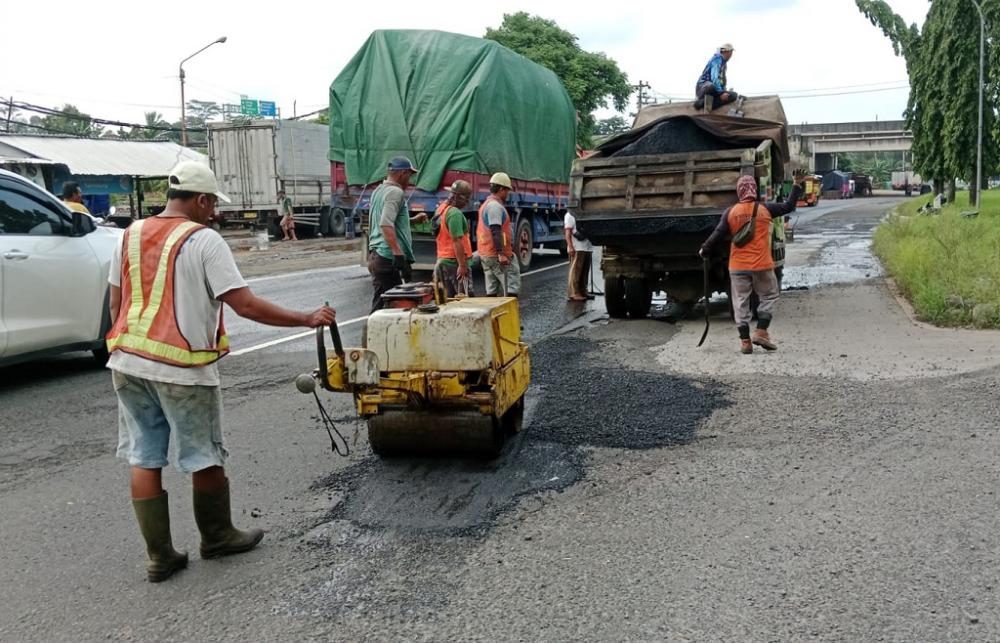 Ikhtiar Pj Bupati Batang Ke Menteri PUPR Berhasil, Jalan Nasional Batang-Pekalongan Mulai Ditambal